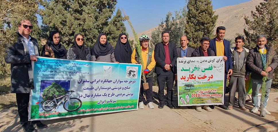مراسم غرس نهال توسط سفیر بین المللی منابع طبیعی و درختکاری در محوطه فضای سبز دانشگاه شیراز